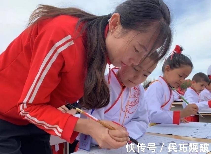 老师$学生创造能力有多强？“蜘蛛网”字体走红，老师却坐不住了