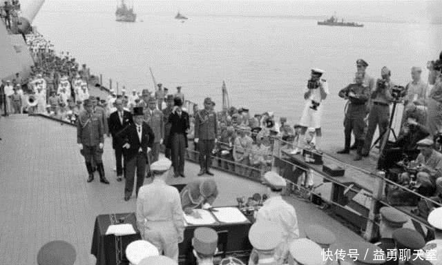 听不懂|日本天皇宣布投降,演讲说的话通篇没有“降”字,日本人听不懂