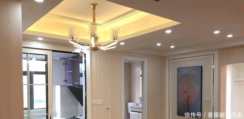 电视墙|刚做完保洁的新房,全屋漂亮极了,电视墙镶金边,估计你没见过