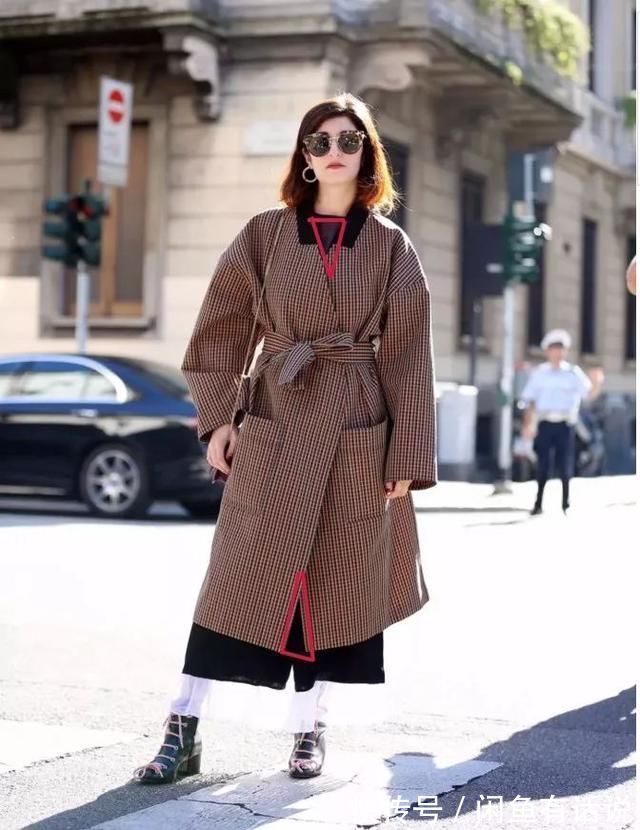 王后 西班牙王后头发白了不少,穿格纹大衣气质依旧高级,从容老去真美