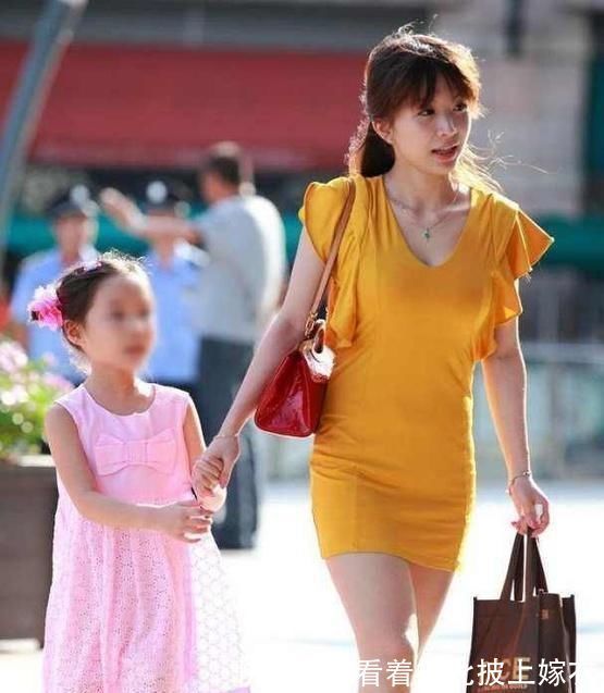 美商|女儿结婚,却被亲妈抢了风头,网友这丈母娘是什么神仙颜值