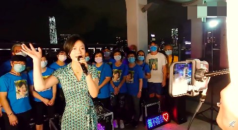 星光大道冠军在街头卖唱，多人围观显凄凉，曾和李谷一春晚合唱