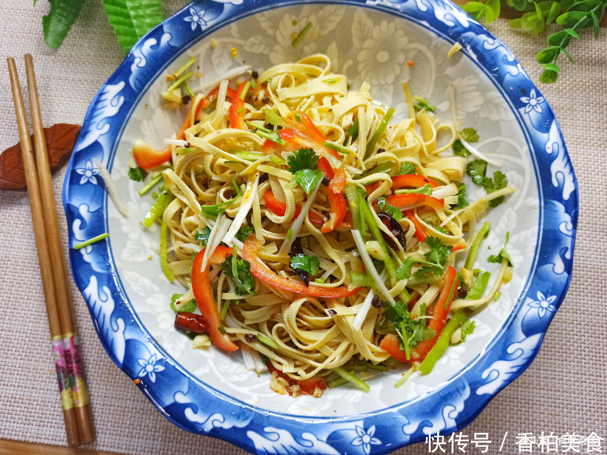 凉拌豆腐丝咋做才好吃?乱倒调味是大忌,做对了比肉香,爽口下饭