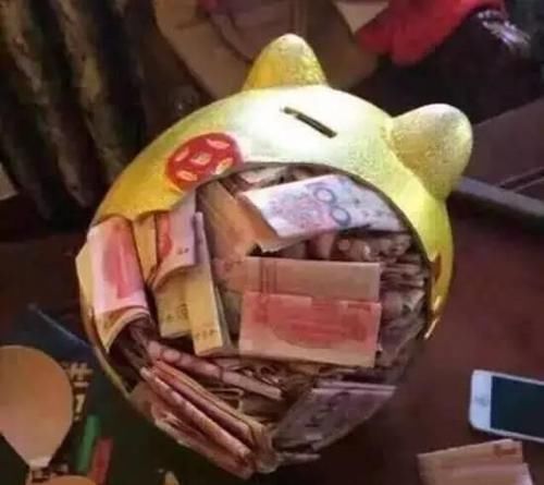 孩子|儿子期末考试得了第一名,宝妈砸开存钱罐给奖励,一锤下去却懵了