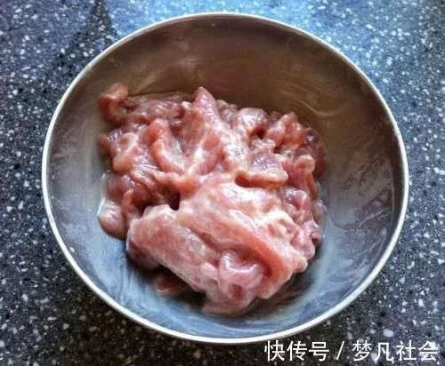 给肉片“上浆”, 用蛋清还是淀粉 我总是弄错, 难怪会“脱浆”
