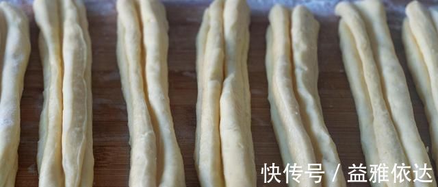 油条最简单的做法，不用泡打粉，加上它，个个空心又酥脆，太香了