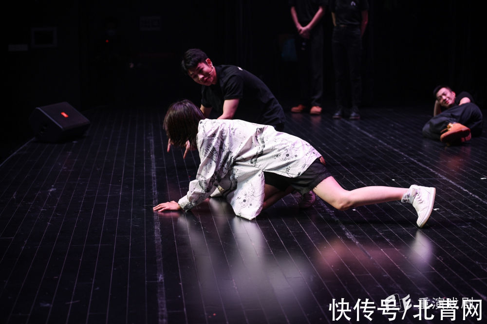 上游新闻|演员观众“斗戏”，解压又好玩《YYDS情景喜剧&即兴戏剧》重庆首演