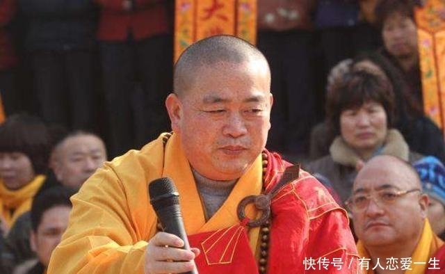 释永信的袈裟多贵重?18K 纯金做配钩,上好翡翠造玉环,估价16万