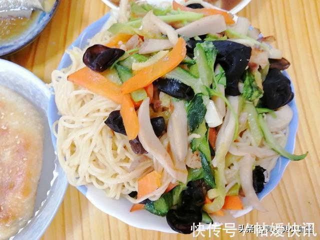 回娘家吃饭，12道菜晒到朋友圈，网友：还缺女儿吗？