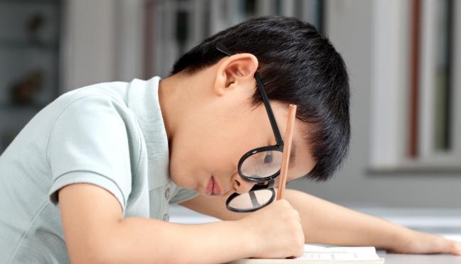 近视|孩子近视因缺钙锌铬，吃这些食物，保护视力孩子营养均衡