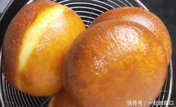 最简单面包做法:不用烤箱不用蒸,香甜又松软,5块钱做一锅