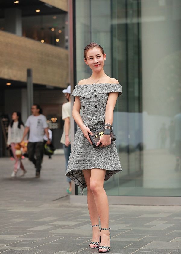 女神|将头发高高扎起的小姐姐,连衣裙配精致包包,尽显时尚女神气息