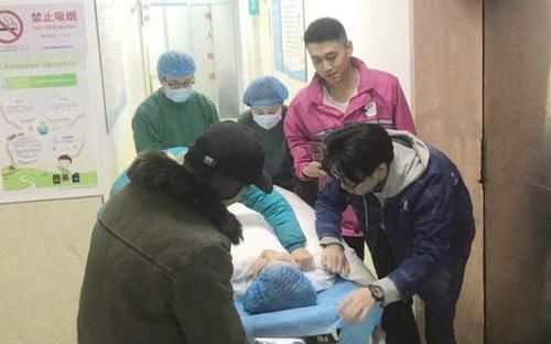 产妇|孕妇半夜生下二胎,懂事女儿守在产房外,网友:孩子爸爸去哪了?