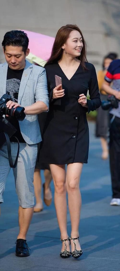 小姐姐利用黑色的连衣裙搭配黑色的高跟鞋，是如此有魅力又显瘦