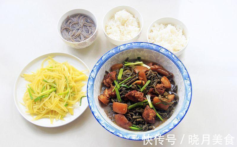 看我家冬天周末午餐,干豆角红烧肉配土豆丝,好吃不油腻又好做