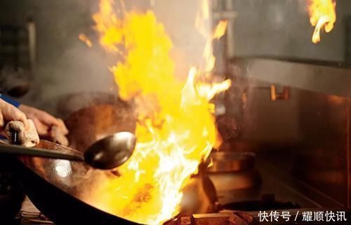 炒土豆丝不要直接下锅,多加“这1步”,土豆爽脆可口不粘锅