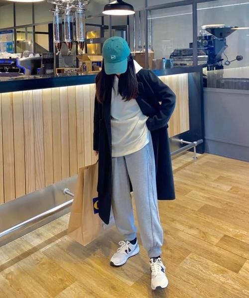 今冬除了靴子，你还差一双“运动鞋”，配各种外套都好看