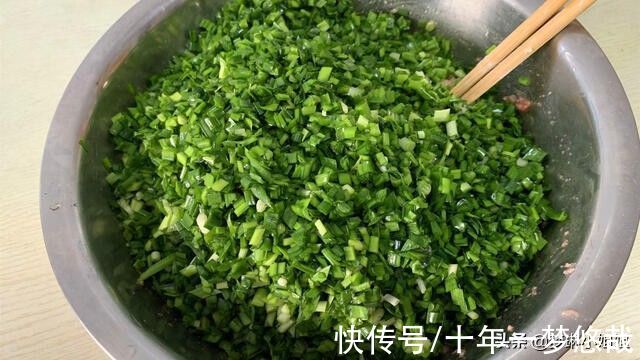 包韭菜饺子，直接拌馅是大错，多加1步，韭菜馅更翠绿，不出水