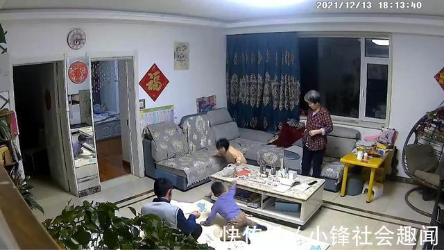 父母|姐弟一言不合动手打架,爸爸说出不拉架原因,网友:说得好有道理