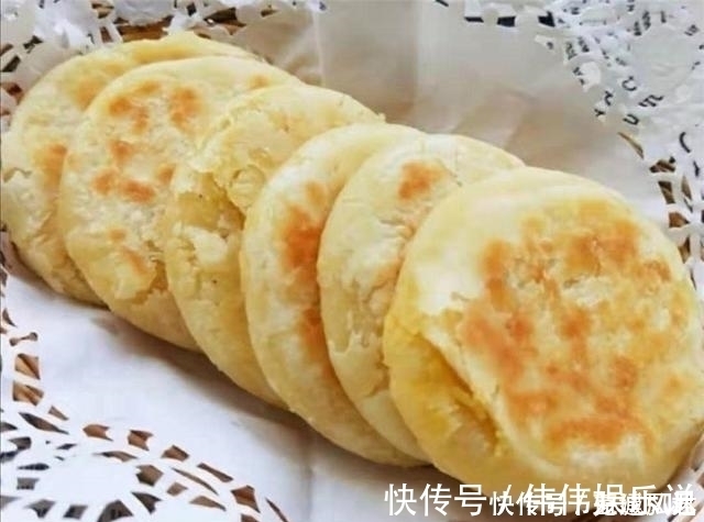 搅拌均匀|早餐饼最好吃又简单做法,1碗面粉,开水一烫,15分钟做好出锅