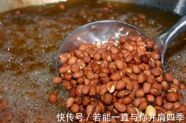 炸花生米时，直接油炸就错了！多做1步，浓香酥脆，放1周也不返潮