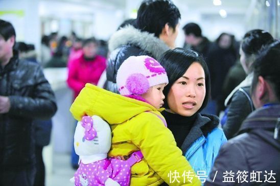 早生娃|二胎妈妈带娃机场照火了,网友羡慕:后悔没有早一点生孩子