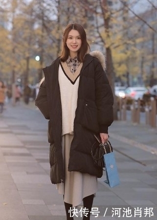 拍照|路人街拍,侧着身子拍照,非常显女性的身材曲线