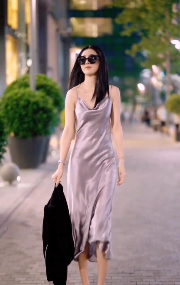 真丝吊带裙真有趣,一定不要穿外衣,照样美得耀眼
