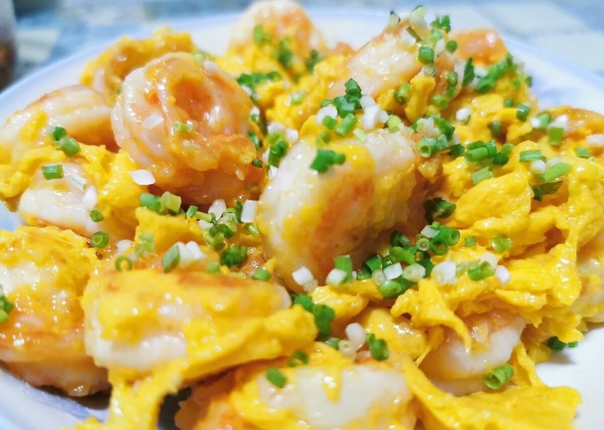 虾仁滑蛋，鲜嫩爽滑超下饭，营养丰富，全家老少都喜欢，做法简单