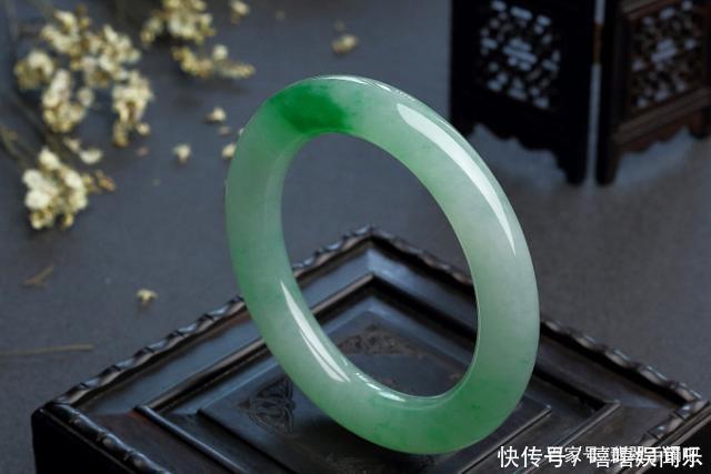 翡翠手镯怎样佩戴,女性佩戴翡翠手镯有哪些好处