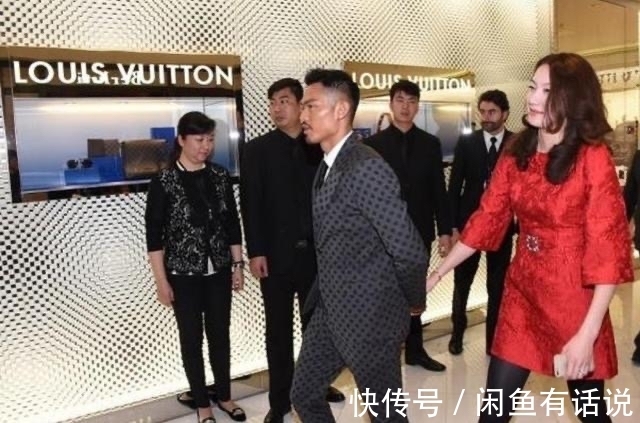 老婆|林丹带老婆现身,穿格纹西装帅气如男模,谢杏芳穿一身红裙好登对