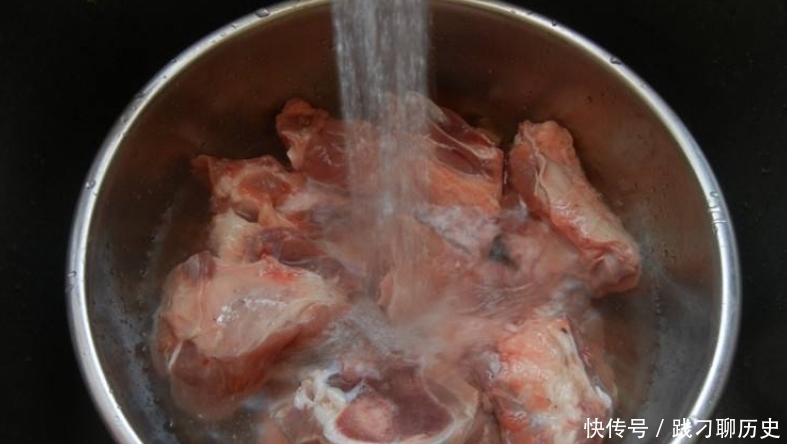 营养|只要是炖骨头汤,洗净后直接炖就错了,要先做2件事,汤才会好喝