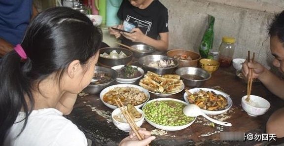 农村|儿女吵着要回农村老家，公婆热情得恨不得杀猪招待，吃到打饱嗝