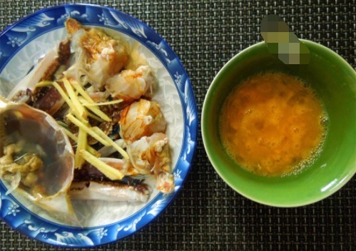  梭子蟹别再清蒸水煮了，加2个鸡蛋蒸蛋羹，汤鲜味美，别提多好吃