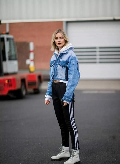 靴子+运动裤=2021最潮穿法，不管年龄多大，配这3种外套穿