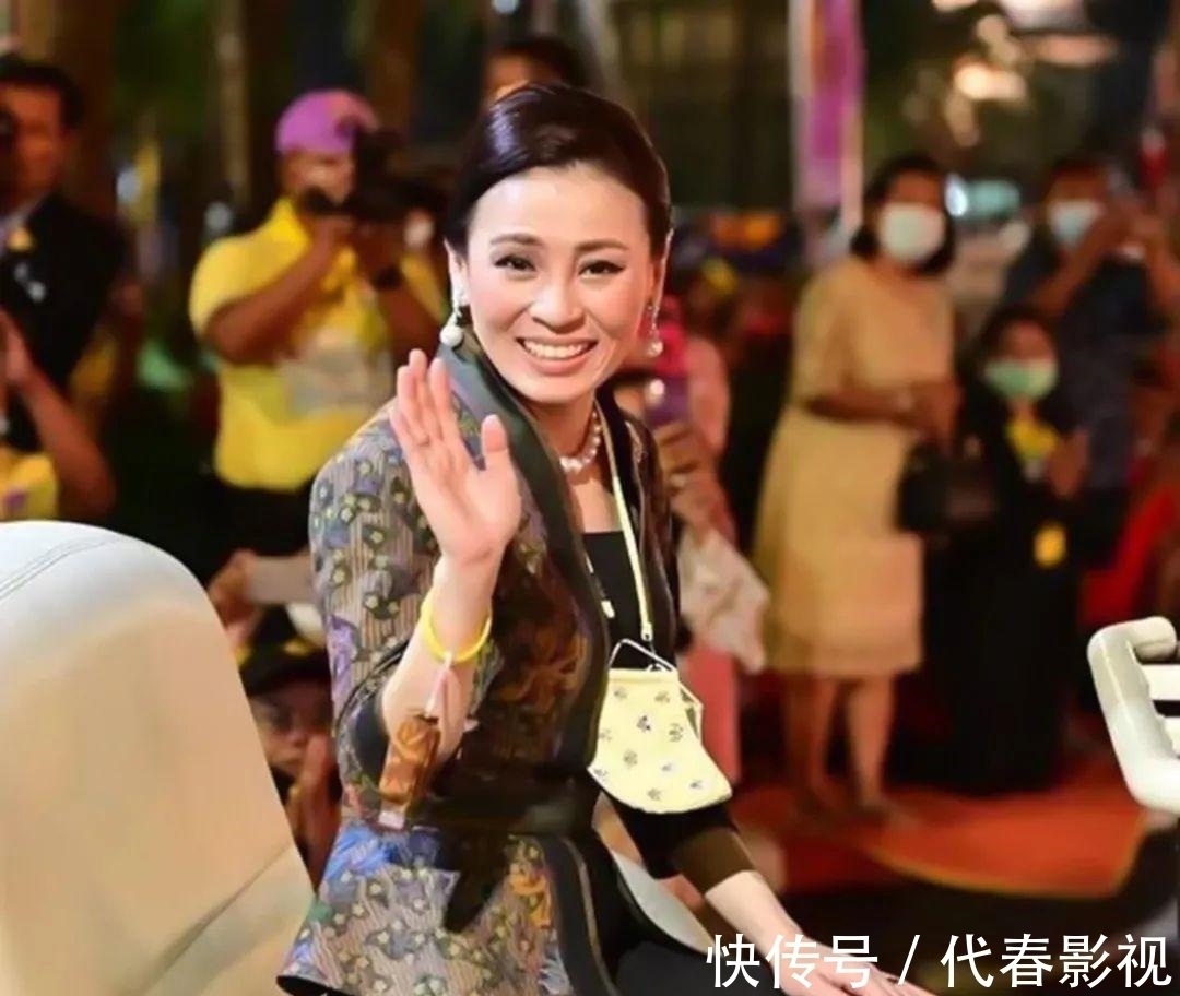 诗妮娜$王室发布最新的御画像,显示泰王与王后非常般配,苏提达暗自窃喜