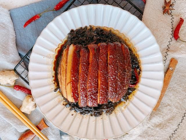 年夜饭必备梅菜扣肉，掌握3点，能出虎皮，而且肥而不腻入口即化