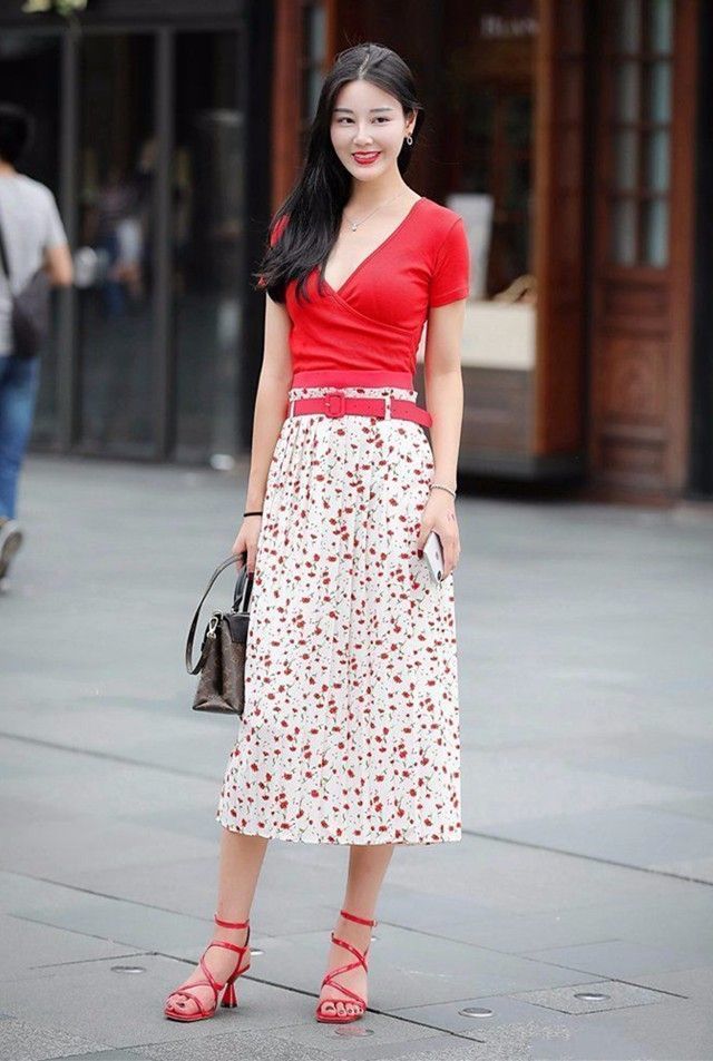 街拍:美女穿粉色吊带短裙,展现曼妙身姿,娇俏动人