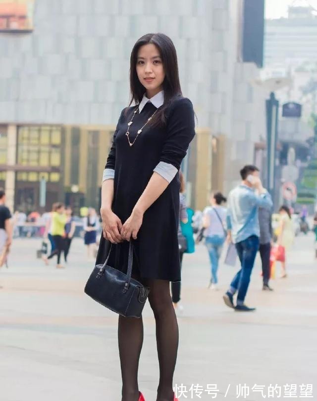 小个子 美女脚上搭配着一双白色的尖头高跟鞋,清新淡雅又带着浪漫的气息