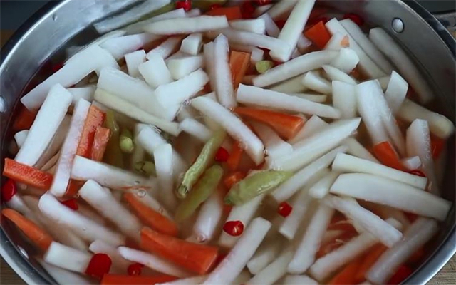 泡椒萝卜条|难怪酒店泡椒萝卜条那么好吃,原来诀窍如此简单,酸辣脆爽超好吃