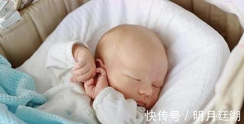 背部|宝宝“投降式”睡姿火了,背后原因却很少人知道,宝妈提前了解