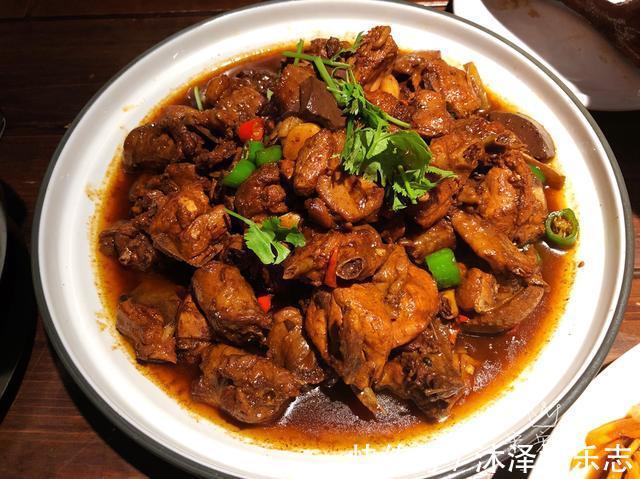 和闺蜜吃饭，2个人点了7道菜，样样好吃，才花160元，你看值不