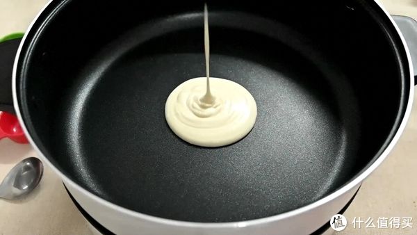 不用烤箱，平底锅就能做出松软如蛋糕的松饼，简单到没朋友