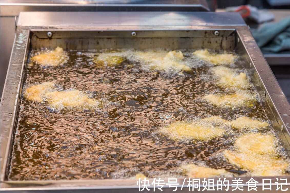 锅包肉好吃有窍门,3个要点掌握好,外焦里嫩,又香又脆不回软