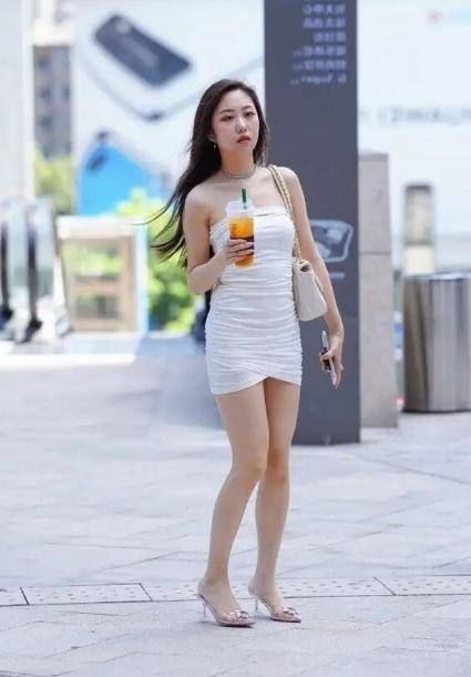 路人街拍：身材圆润的小姐姐，大长腿十分亮眼，笑容甜美可爱