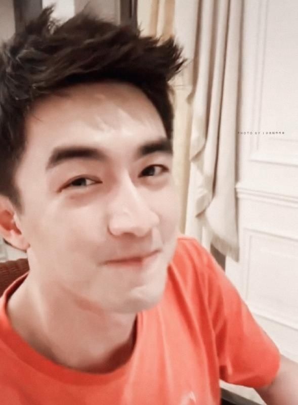 更新|林更新被大姐拦车门要合影 发文称“师太比划比划”