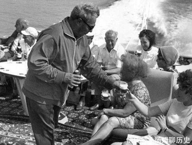 利用|苏联推行了一个官员制度,先被斯大林利用,后勃列日涅夫也利用了