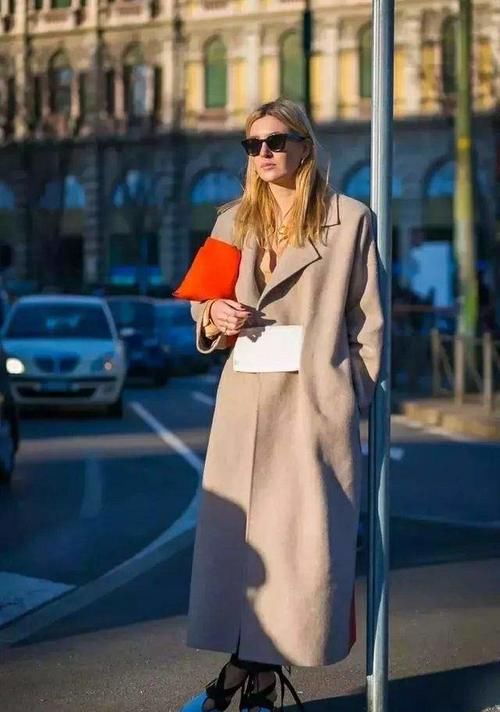 中年女人穿衣选款注意：少穿“装嫩色”，多穿“气质色”