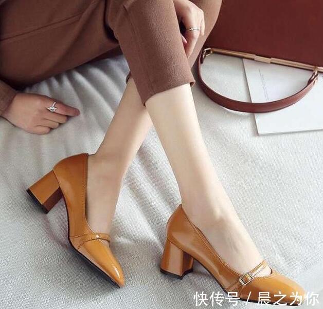 优雅 性感的尖头高跟鞋配上丝袜,透露着优雅的女人味,好看又靓丽!