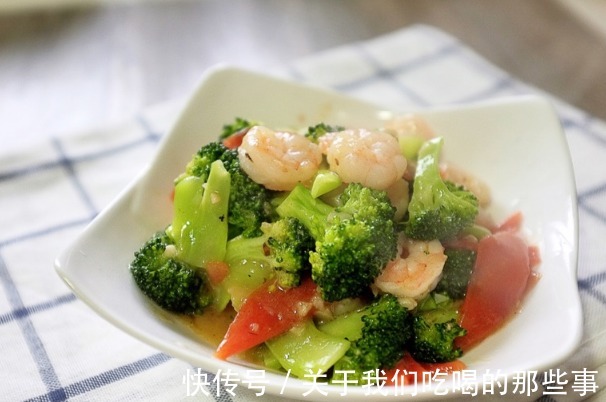 西蓝花炒虾仁|炒西蓝花最忌焯水,饭店老师傅教你一招,出锅鲜嫩翠绿,营养还入味